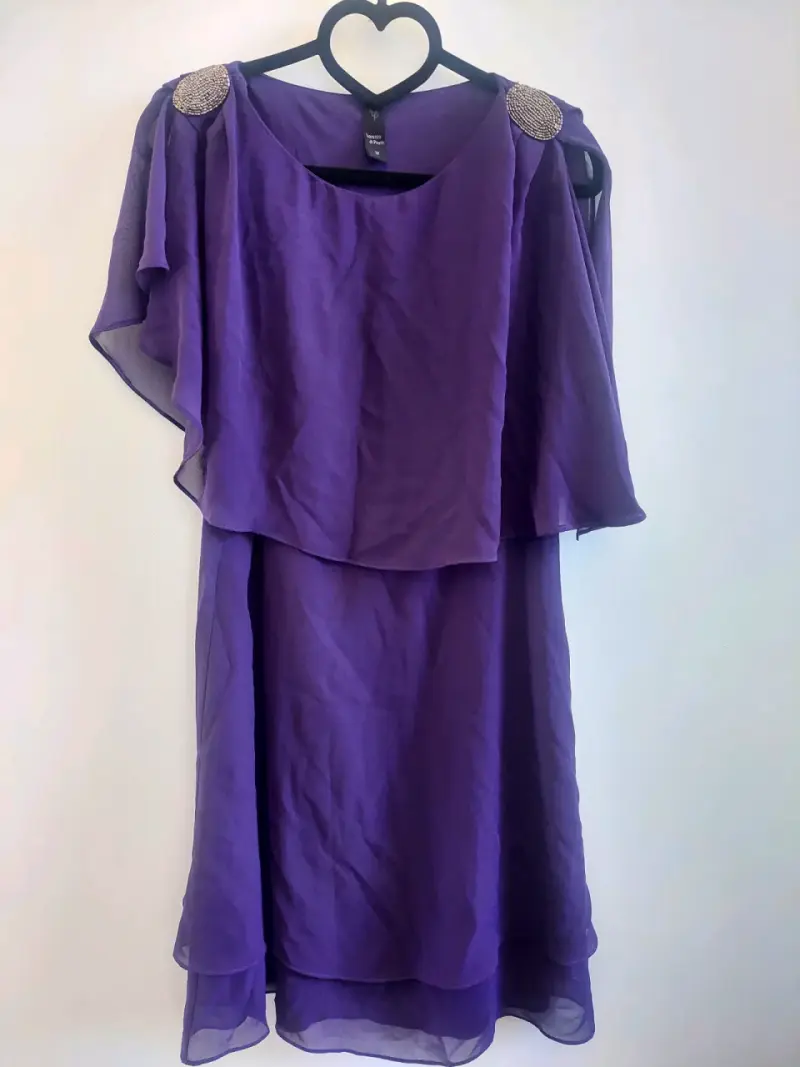 Vestido morado con capa y detalles brillantes - 5