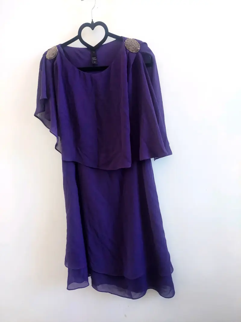 Vestido morado con capa y detalles brillantes - 6