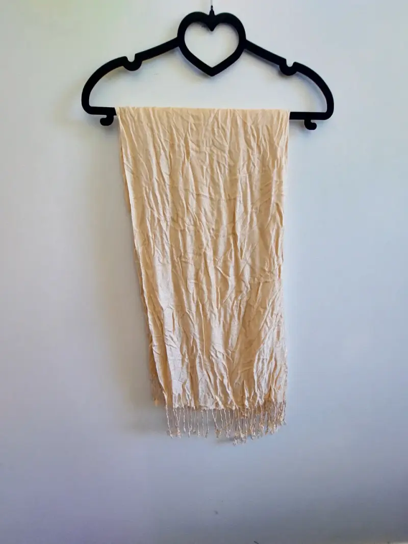 Chal beige con flecos elegante