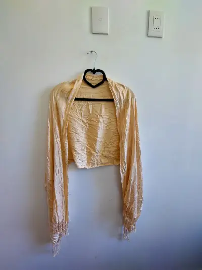Chal beige con flecos elegante - miniatura 3
