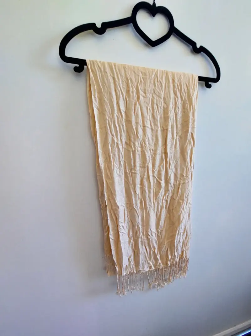 Chal beige con flecos elegante - 4