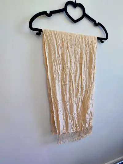 Chal beige con flecos elegante - miniatura 4