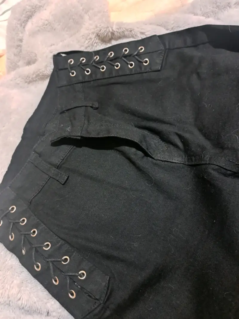 Pantalones negros con trenzado decorativos - 1