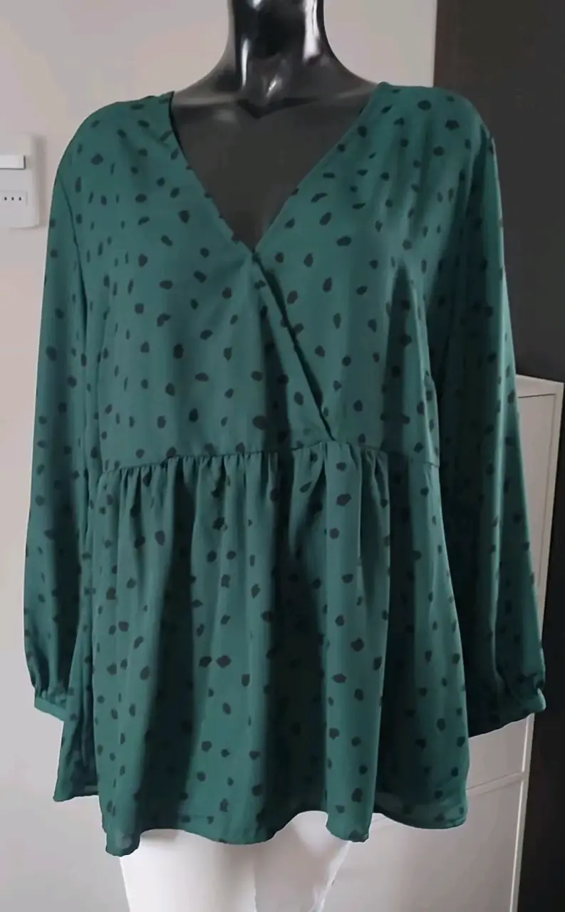 Blusa verde con estampado de lunares - 1