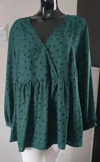 Blusa verde con estampado de lunares - miniatura 1