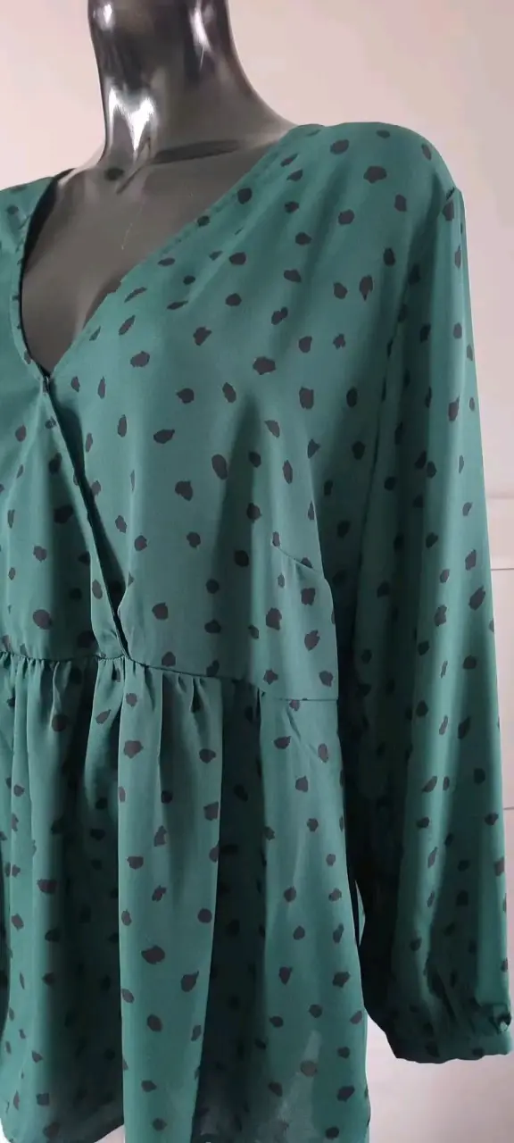 Blusa verde con estampado de lunares - 2