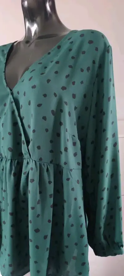 Blusa verde con estampado de lunares - miniatura 2