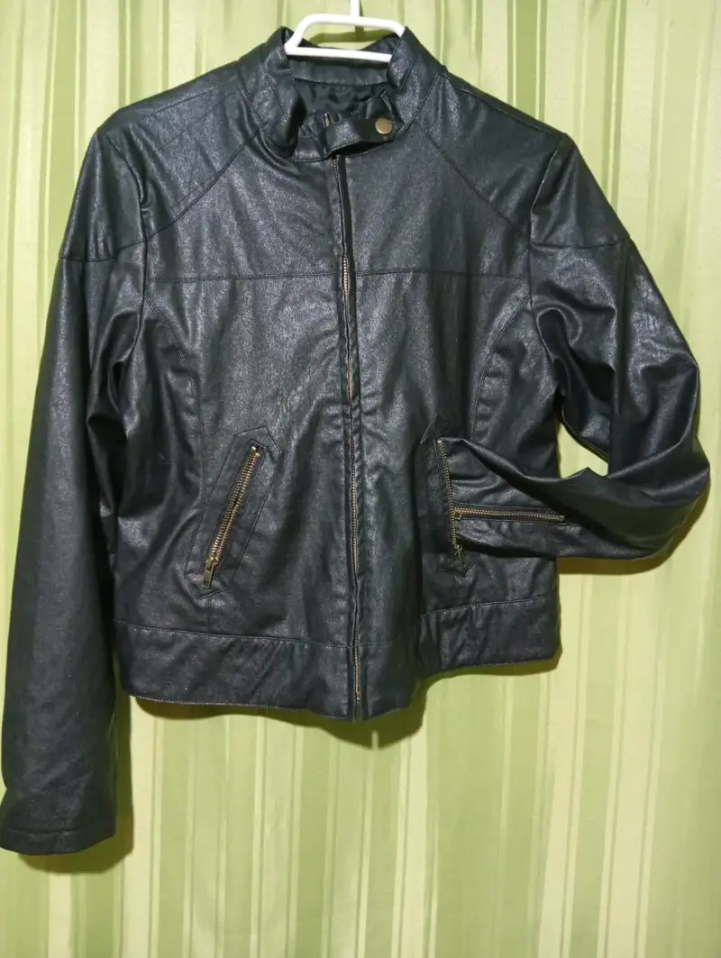 Chaqueta de cuero sintético negra para mujer - 2