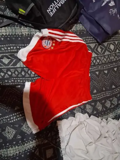 Shorts deportivos rojos adidas bayern munchen - miniatura 1