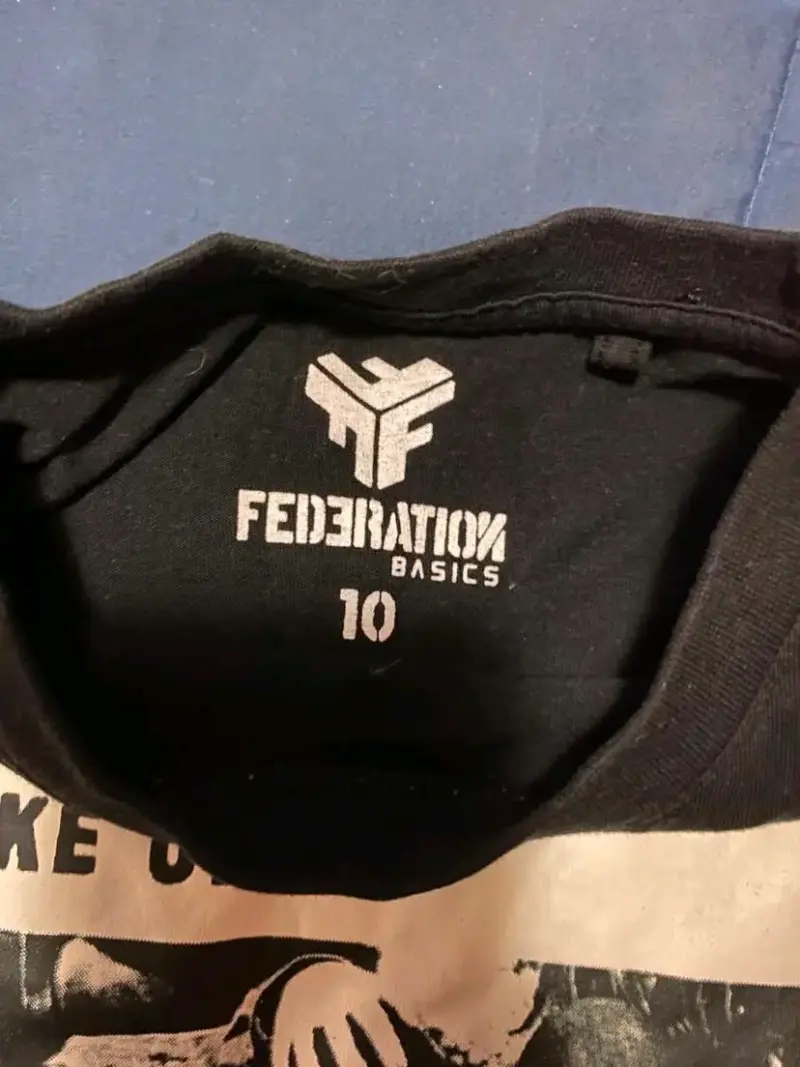 Polera negra con estampado gráfico Federation Basics