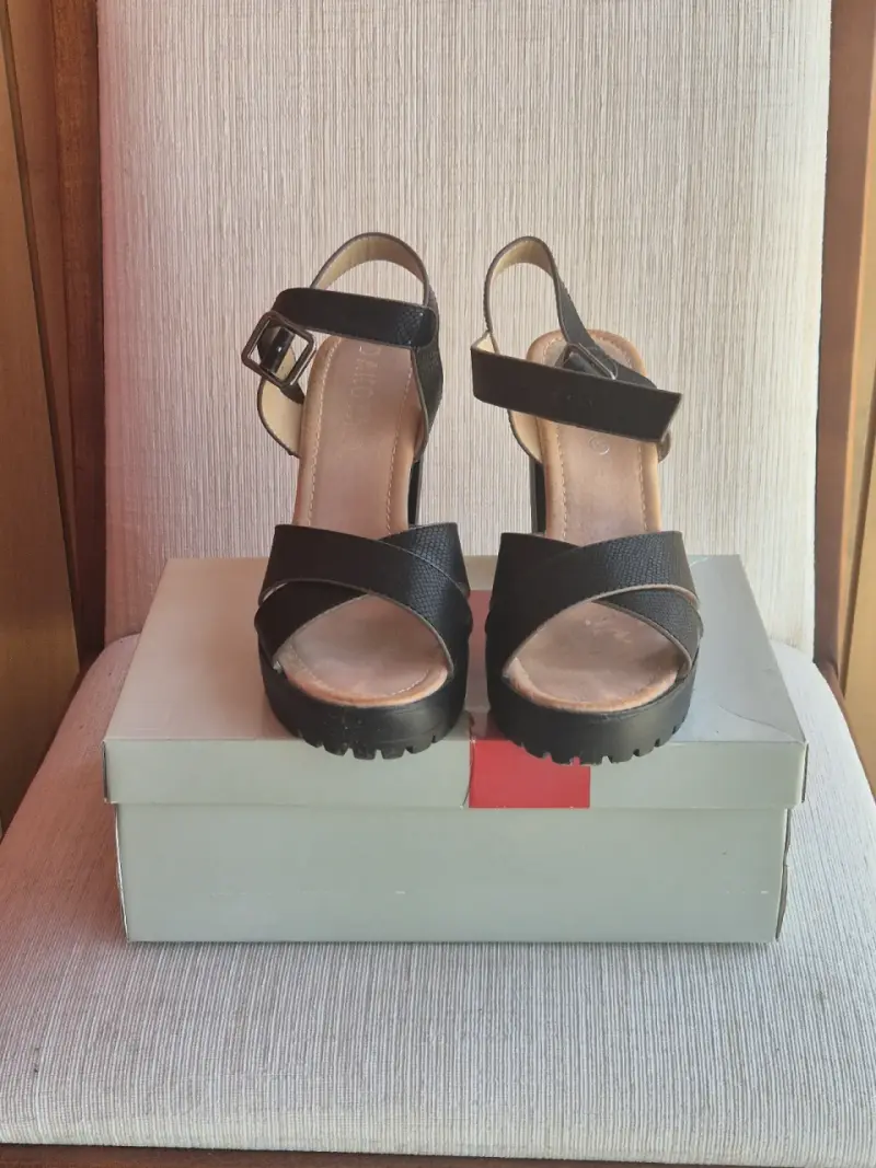 Sandalias de tacón negras con hebilla - 1