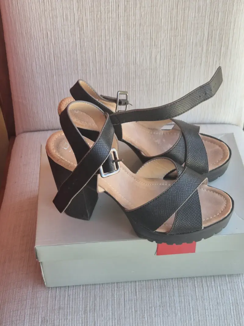 Sandalias de tacón negras con hebilla - 2