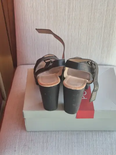 Sandalias de tacón negras con hebilla - miniatura 3