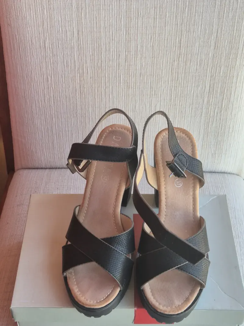 Sandalias de tacón negras con hebilla - 4