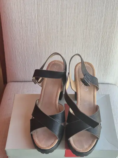 Sandalias de tacón negras con hebilla - miniatura 4