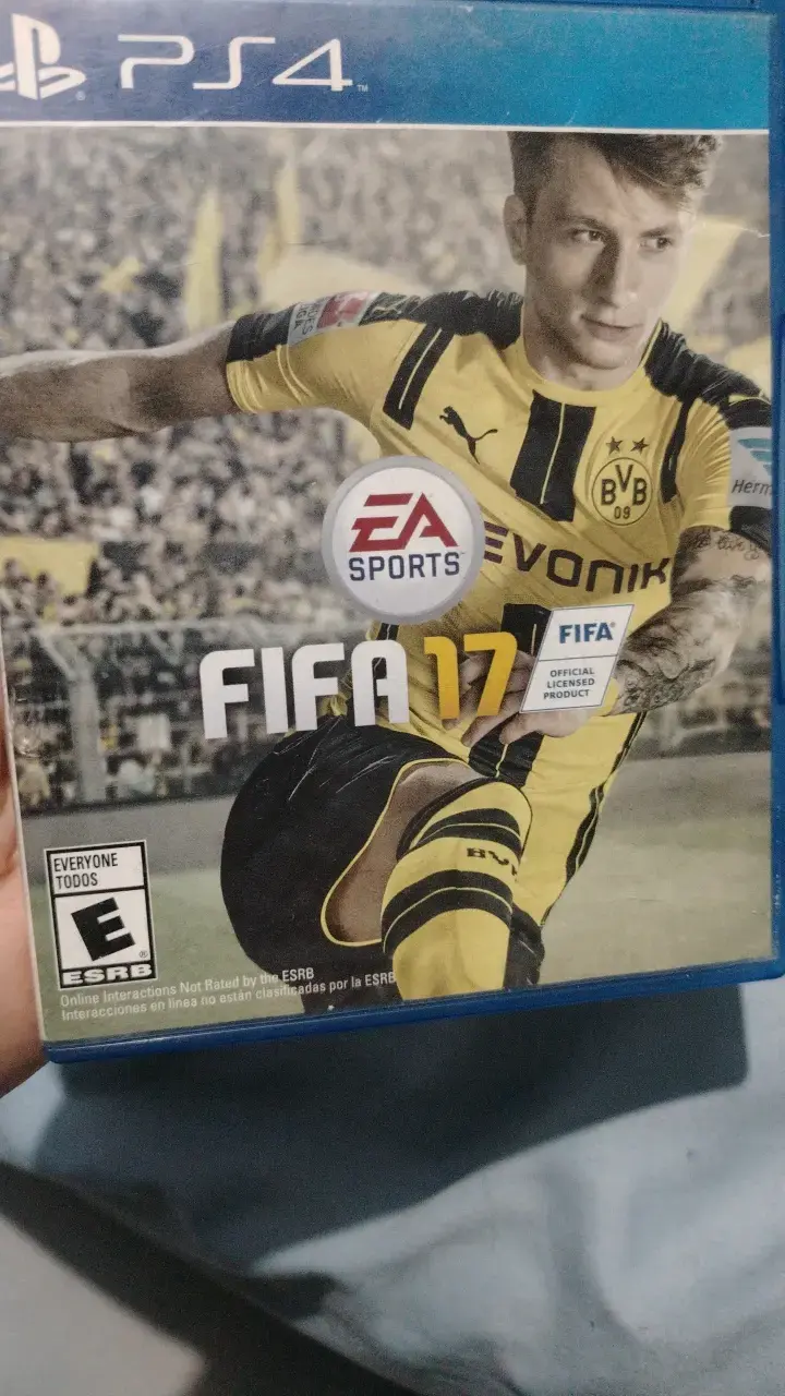 Juego FIFA 17 para PS4 en buen estado - 1