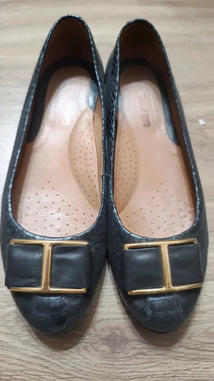 Zapatos planos negros con detalle dorado - 1