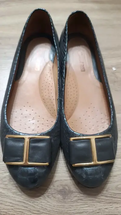 Zapatos planos negros con detalle dorado - miniatura 1