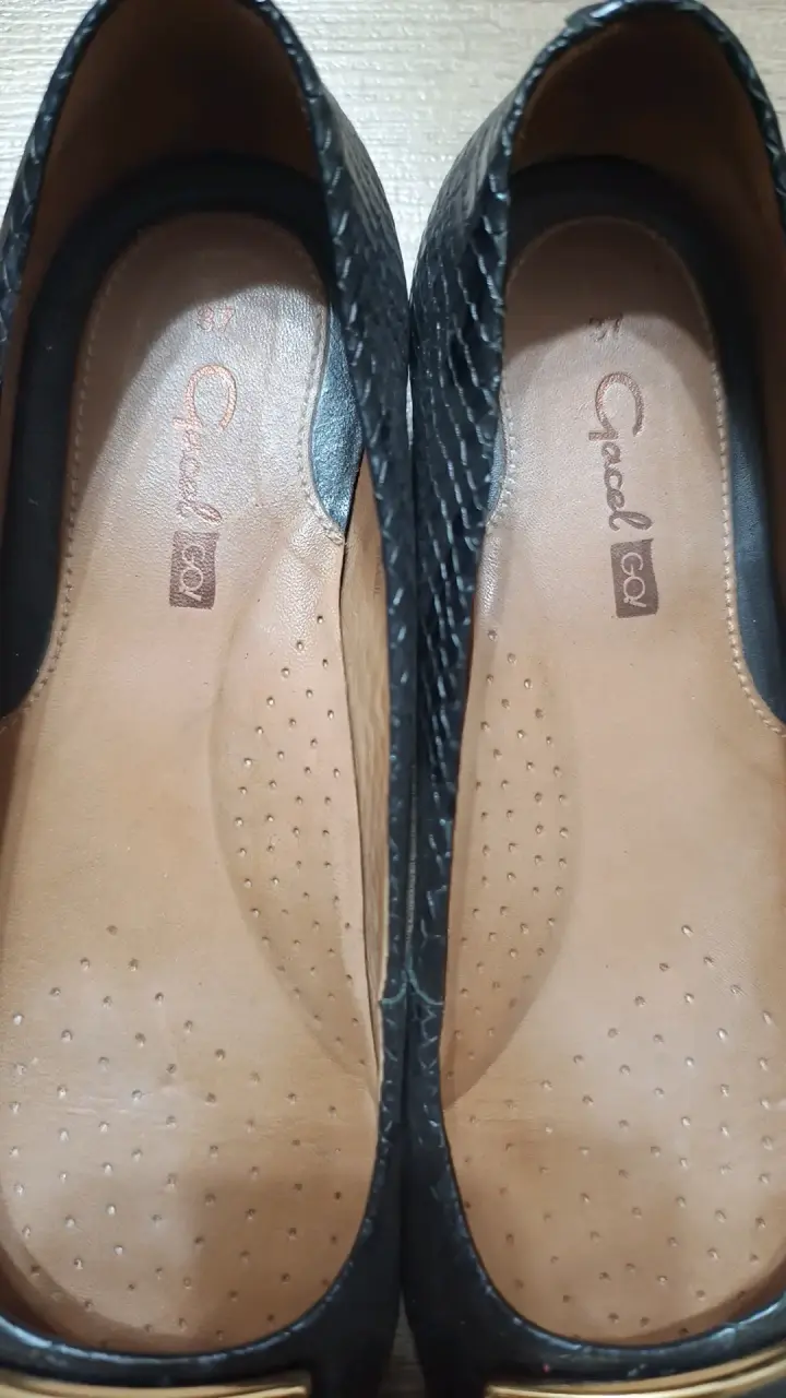 Zapatos planos negros con detalle dorado - 2