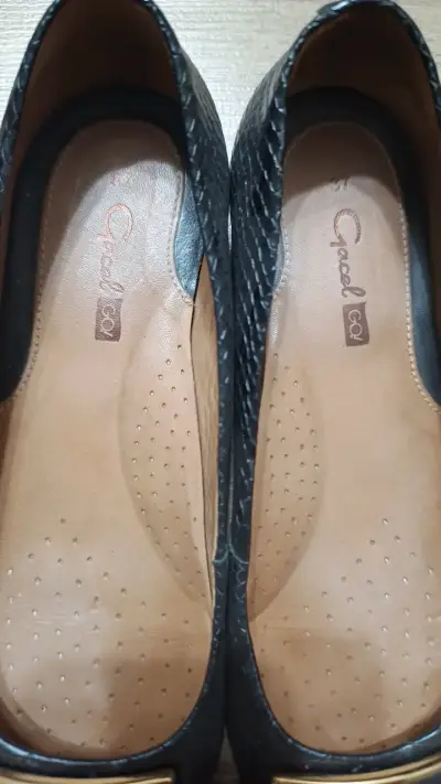 Zapatos planos negros con detalle dorado - miniatura 2