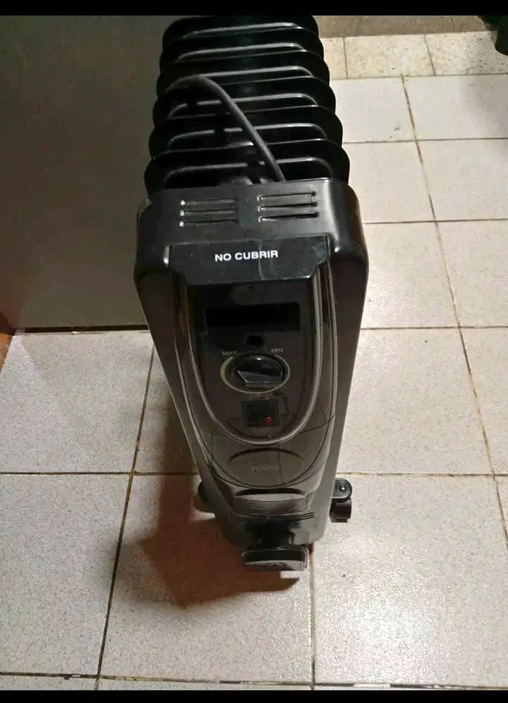 Calefactor eléctrico de aceite negro en buen estado - 2
