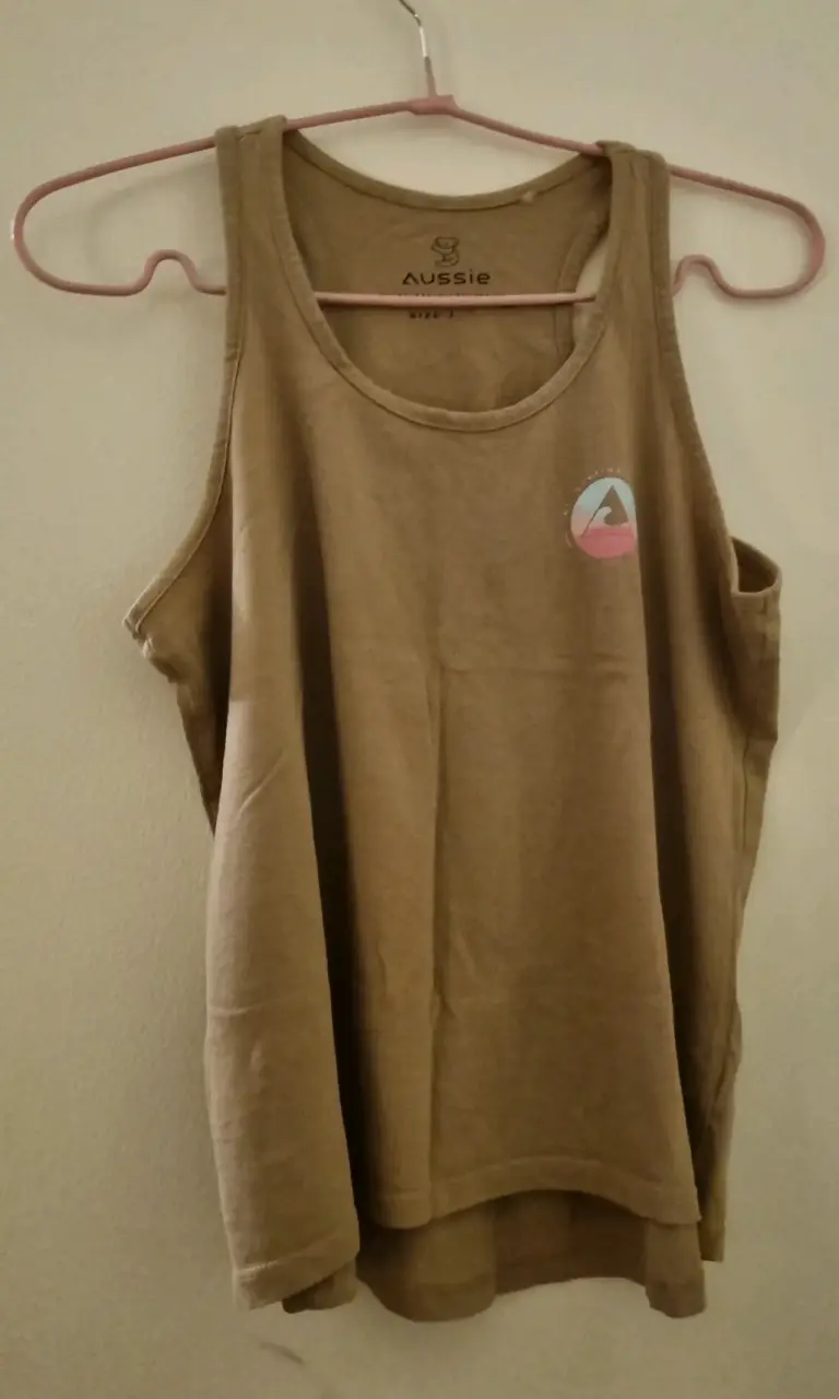 Polera sin mangas marrón Aussie con estampado
