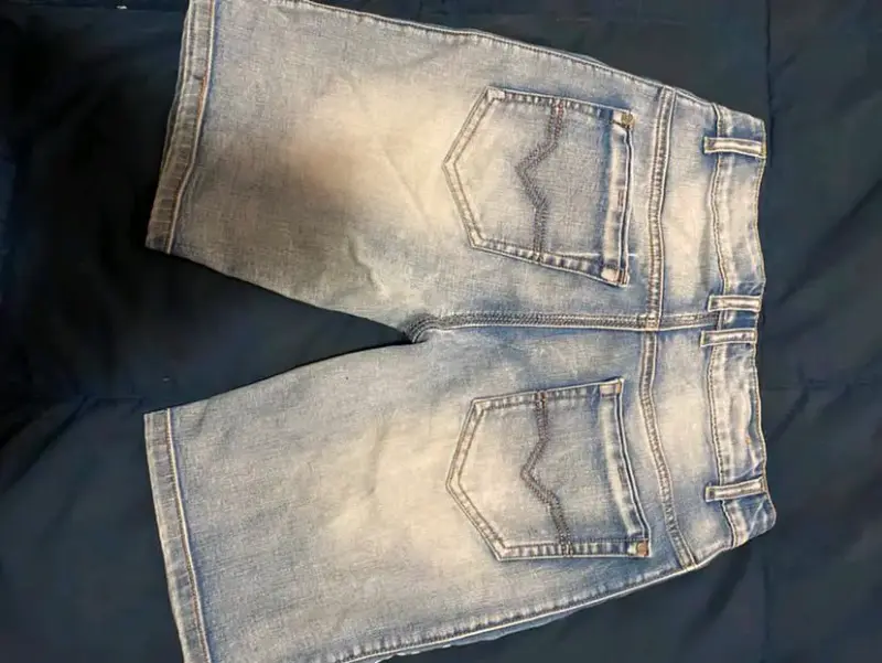 Bermudas de mezclilla para hombre con diseño moderno - 1