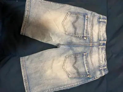 Bermudas de mezclilla para hombre con diseño moderno - miniatura 1