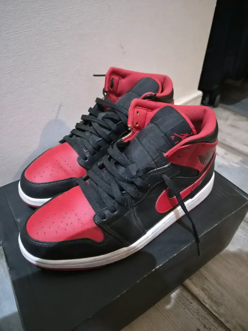 Zapatillas deportivas negra y roja Nike Air Jordan - 4