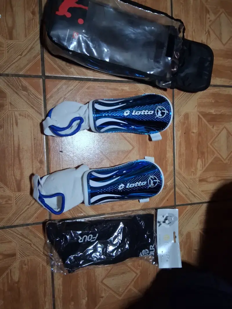 Canilleras de fútbol Lotto con calcetas