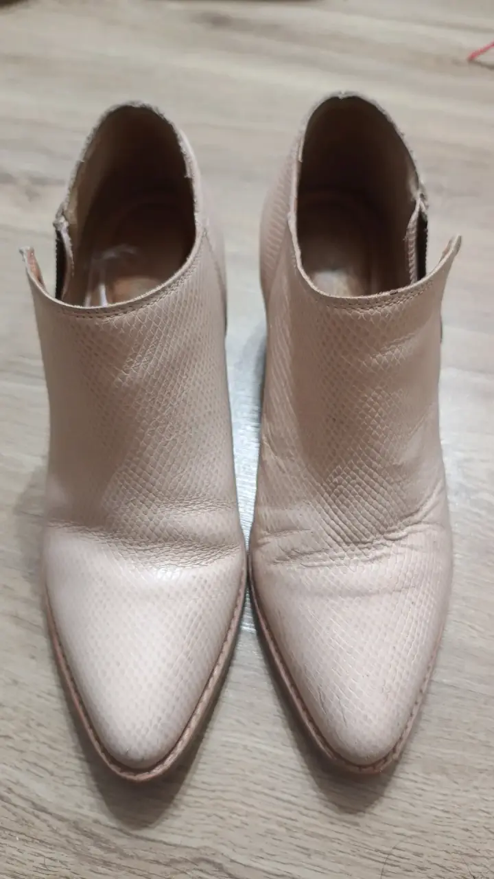 Botines de cuero beige con textura - 1