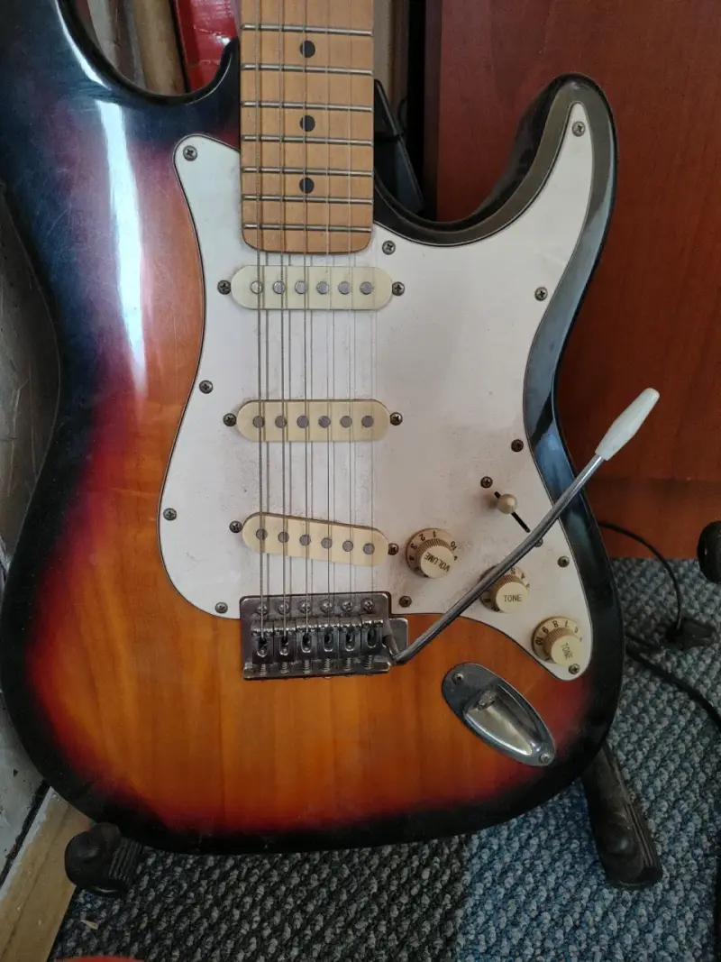 Guitarra eléctrica estilo Stratocaster sunburst
