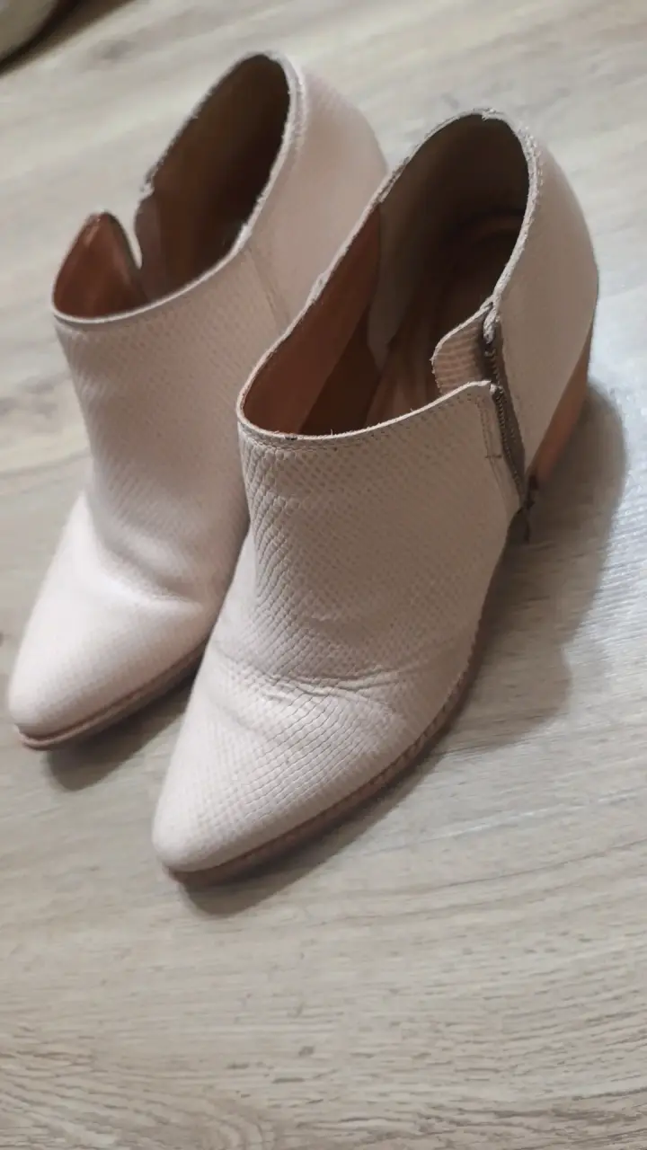 Botines de cuero beige con textura - 2