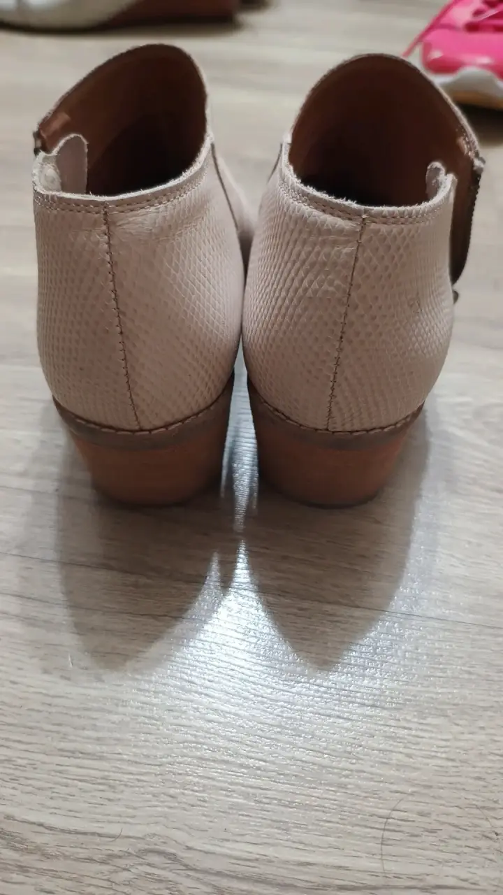 Botines de cuero beige con textura - 3