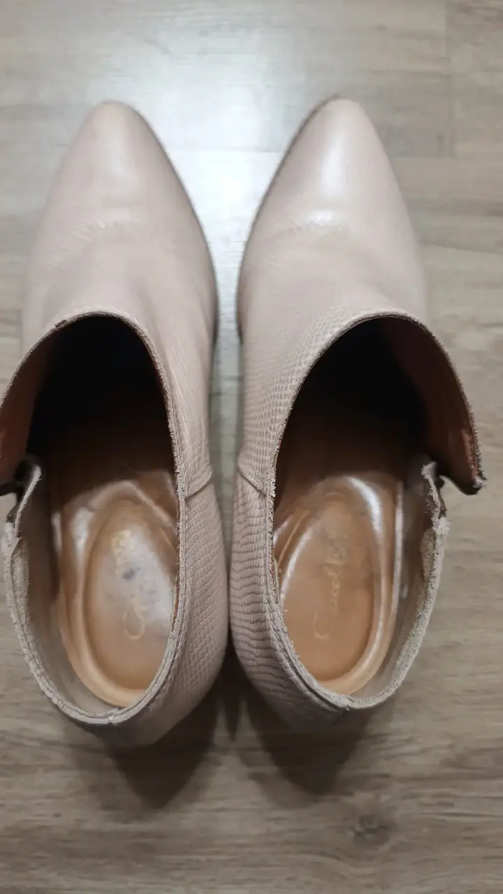 Botines de cuero beige con textura - 4