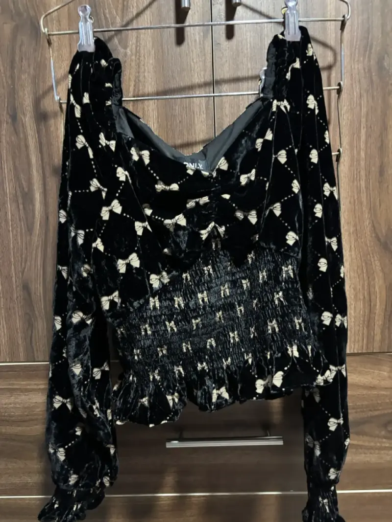 Blusa de terciopelo negro con estampado de lazo - 1