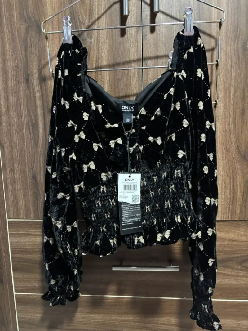 Blusa de terciopelo negro con estampado de lazo - 2
