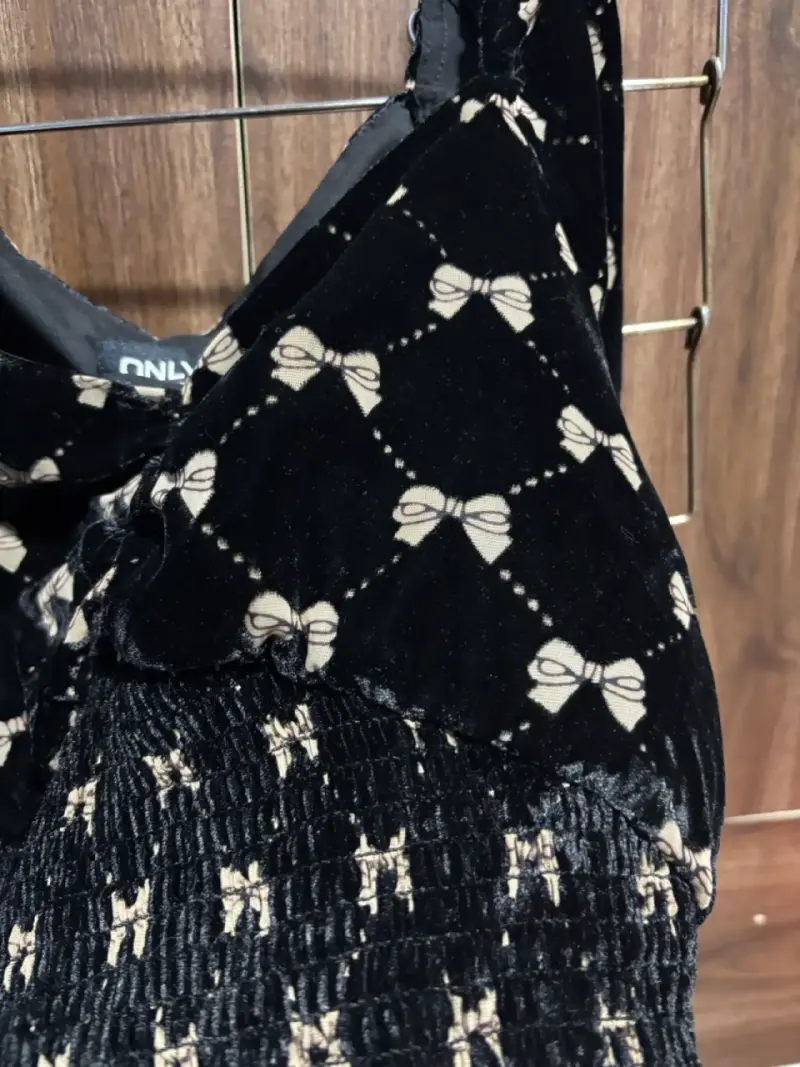 Blusa de terciopelo negro con estampado de lazo - 3