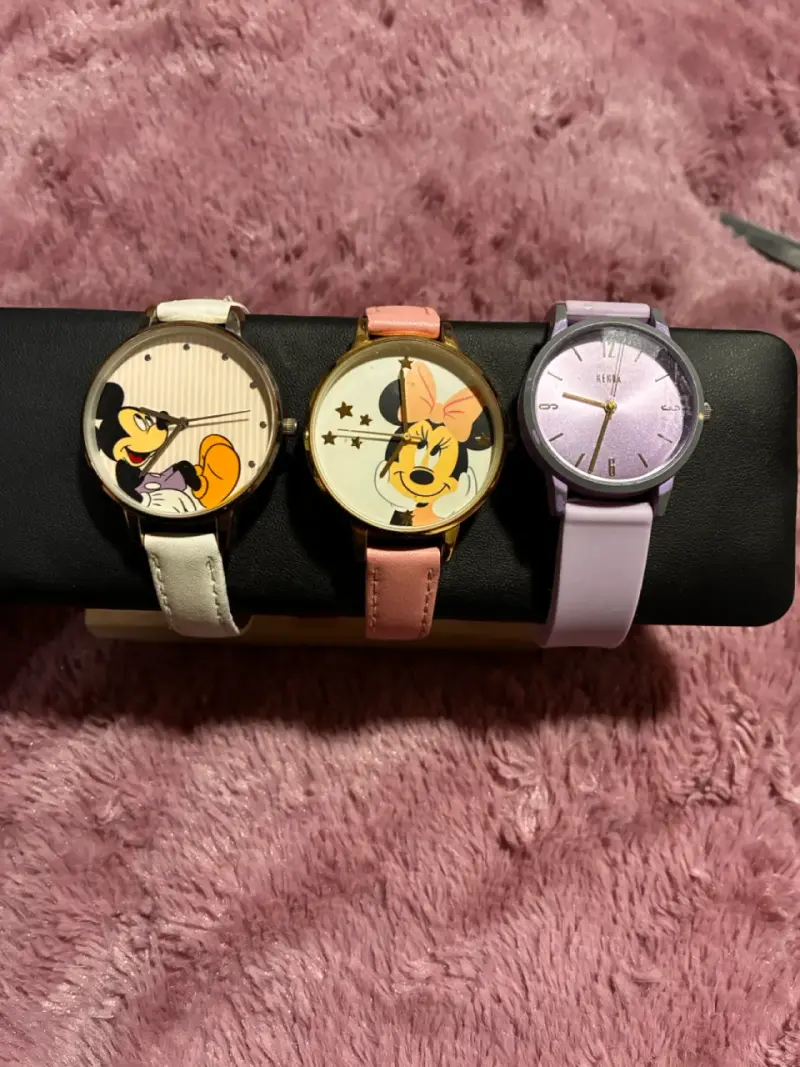 Set de relojes con diseños de personajes y colore