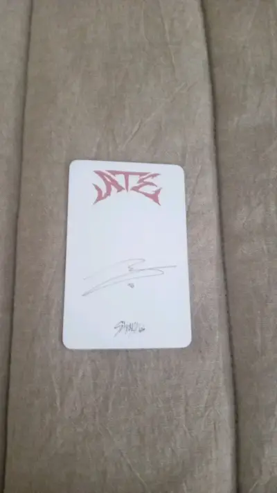 Photocard de colección K-pop con firma - miniatura 2