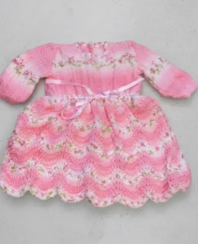Vestido tejido a crochet para bebé color rosa - miniatura 1