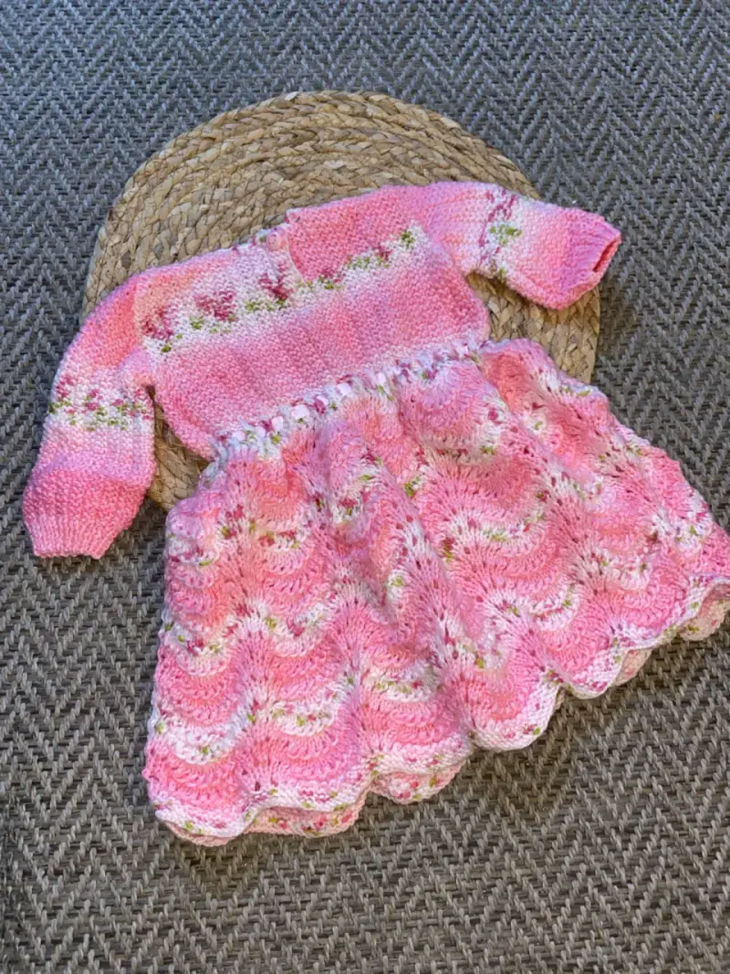 Vestido tejido a crochet para bebé color rosa - 2