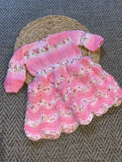 Vestido tejido a crochet para bebé color rosa - miniatura 2