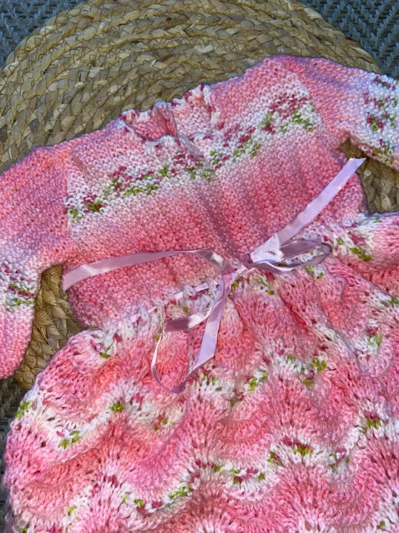 Vestido tejido a crochet para bebé color rosa - 3