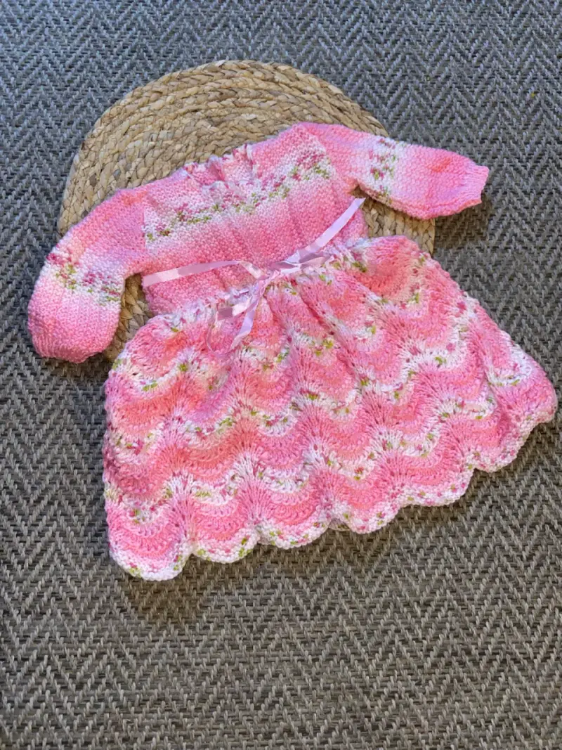 Vestido tejido a crochet para bebé color rosa - 4