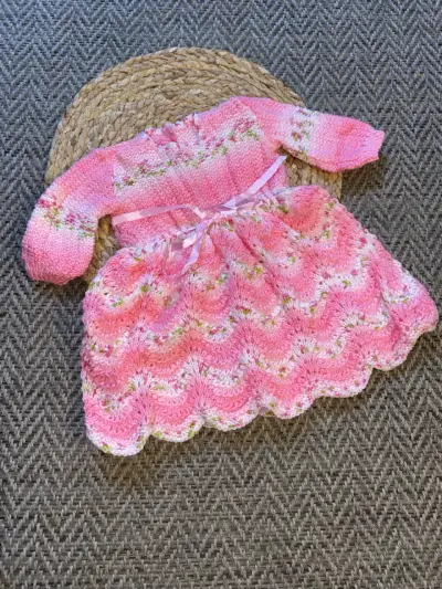 Vestido tejido a crochet para bebé color rosa - miniatura 4