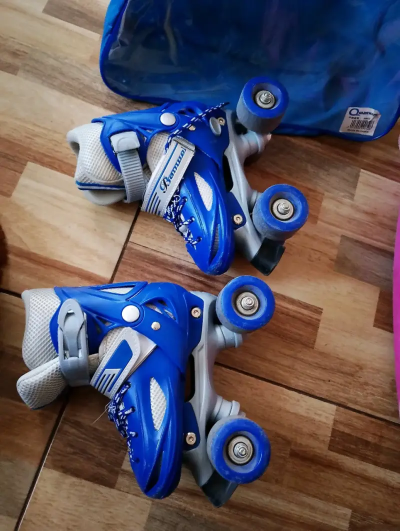 Patines de cuatro ruedas azules para niños