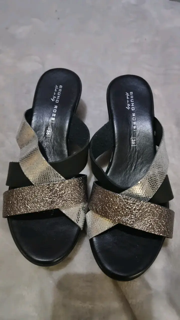 Sandalias de plataforma Bruno Rossi con diseño metálico - 2