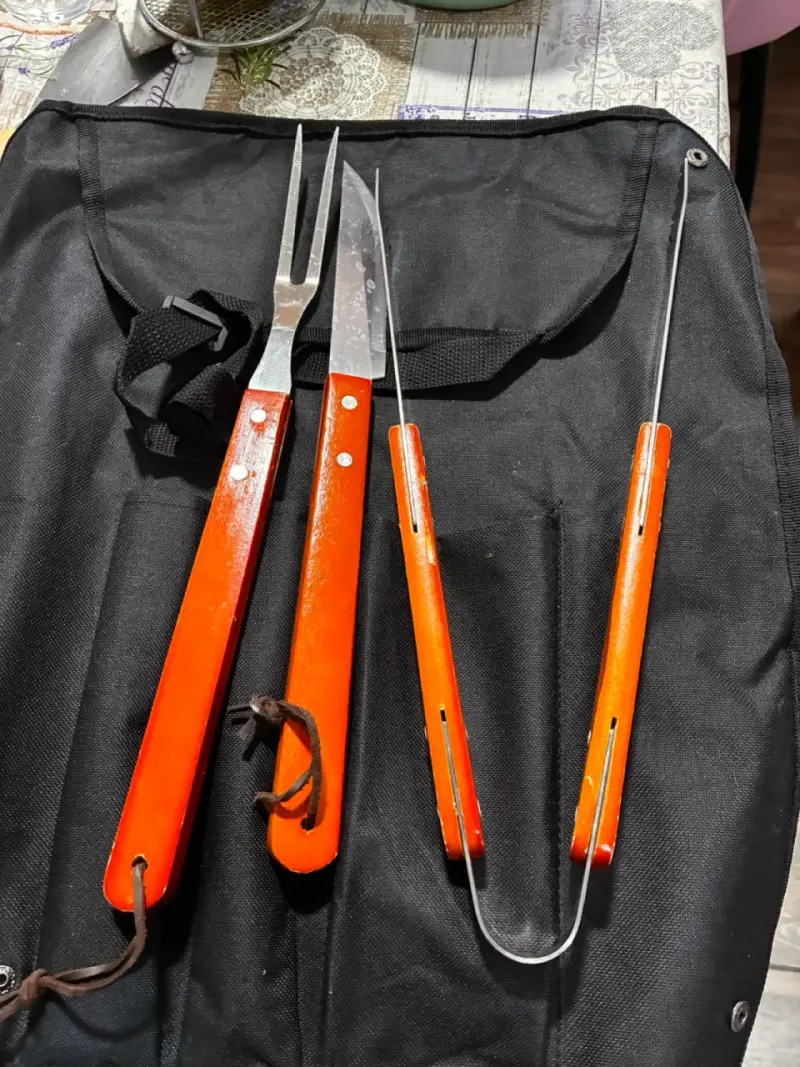 Set de utensilios para asado con mango naranja