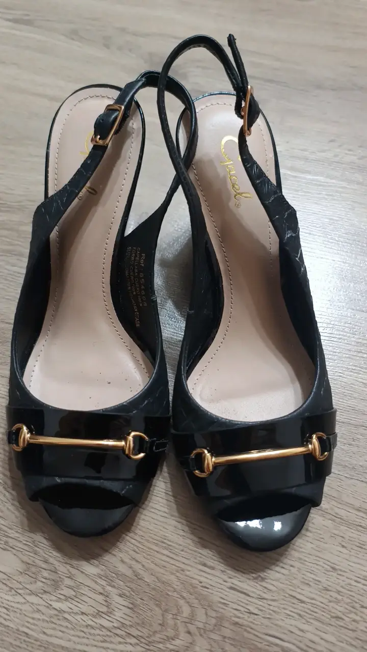 Sandalias de tacón negro con detalle dorado - 1